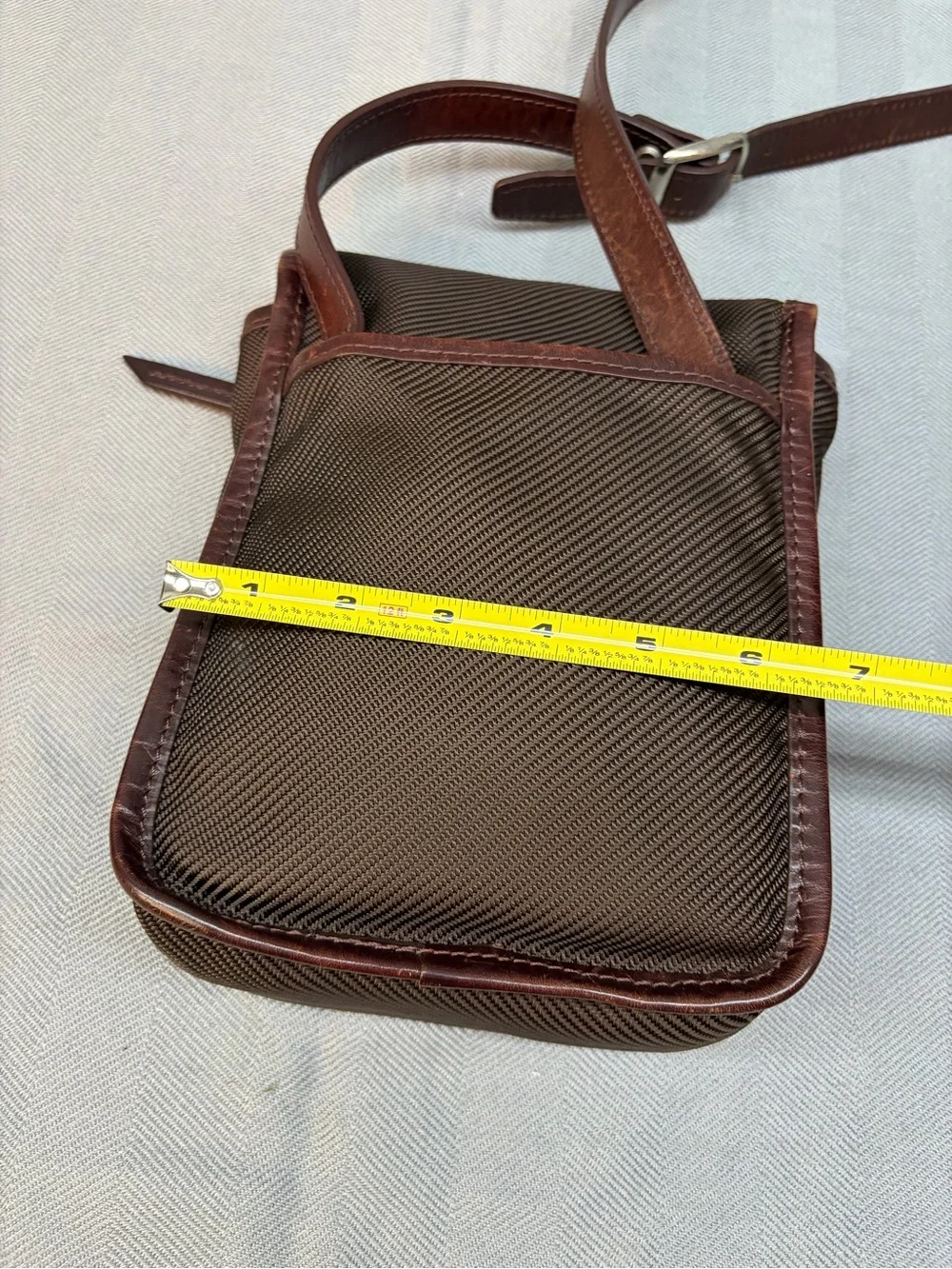 Filson Crossbody adjustable strap multi pocket chocolate brown sm. Field bag